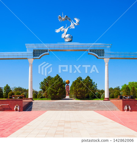Ezgulik Arch at Independence square, Tashkent Ezgulik Arch at Independence square, Tashkent 142862006