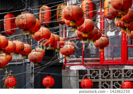茶樓外懸掛的紅燈籠 茶樓外懸掛的紅燈籠 142862250