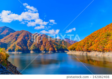 清晨,在湯西川水壩博物館附近的步道上拍攝到一幅美麗的景色,畫面中湯西川湖在湛藍的天空下顯得格外美麗,周圍環繞著秋葉覆蓋的群山。 清晨,在湯西川水壩博物館附近的步道上拍攝到一幅美麗的景色,畫面中湯西川湖在湛藍的天空下顯得格外美麗,周圍環繞著秋葉覆蓋的群山。 142862408
