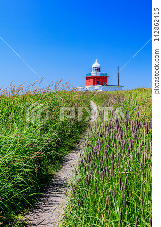 The red and white Yuwaki Cape Lighthouse stands at the edge of the grasslands of Kiritappu Cape in Hokkaido. The red and white Yuwaki Cape Lighthouse stands at the edge of the grasslands of Kiritappu Cape in Hokkaido. 142862415