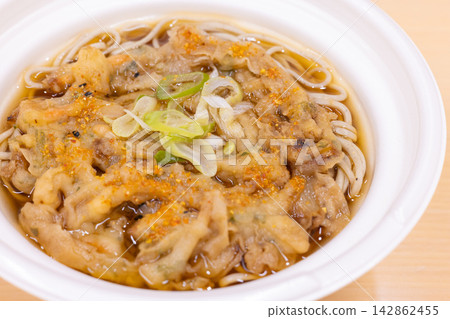 Delicious convenience store food: tempura soba 142862455