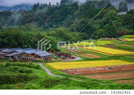 A quintessential Japanese landscape with gentle rain falling [Nagano Prefecture] 142862491