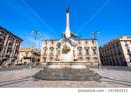 Elephant Fountain monument and Palace in Catania Elephant Fountain monument and Palace in Catania 142862812