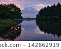 日出時分，富士山倒映在狸湖中。 142862919