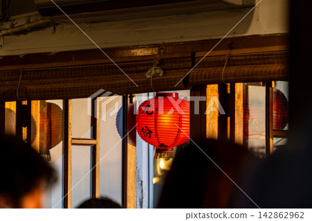 木窗邊的紅燈籠 木窗邊的紅燈籠 142862962