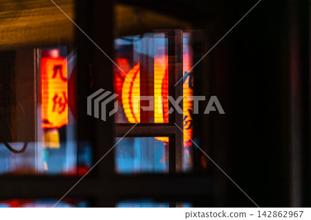 木窗邊的紅燈籠 木窗邊的紅燈籠 142862967