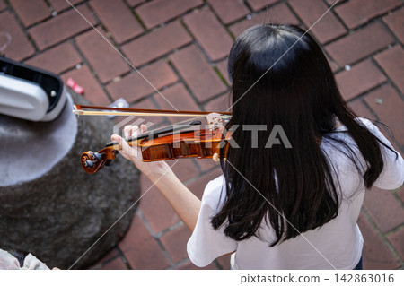 Street violin performance close-up Street violin performance close-up 142863016