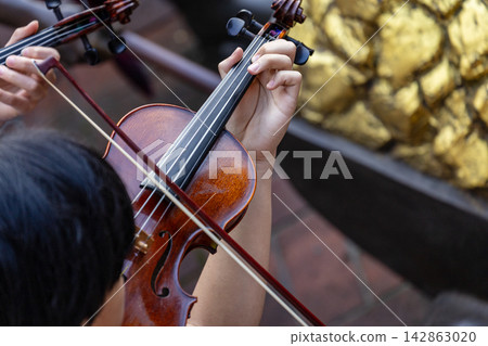 Street violin performance close-up Street violin performance close-up 142863020