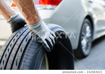 Men changing tires Men changing tires 142863021