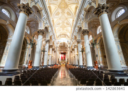 Cattedrale di San Giovanni Battista interior view Cattedrale di San Giovanni Battista interior view 142863641