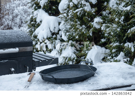 Empty pan near winter grill Empty pan near winter grill 142863842