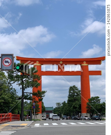平安神宮巨大的鳥居街景,它是京都最大的建築之一,橫跨道路。 平安神宮巨大的鳥居街景,它是京都最大的建築之一,橫跨道路。 142863875
