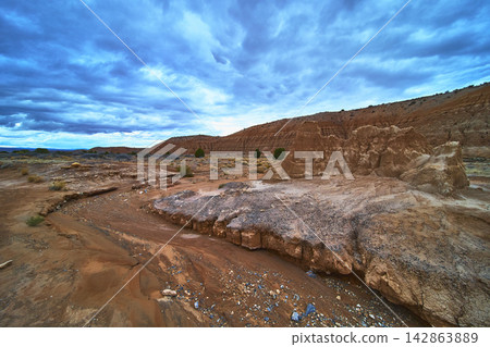 Cathedral Gorge Desert Landscape with Dramatic Sky and Sandstone Formations 142863889