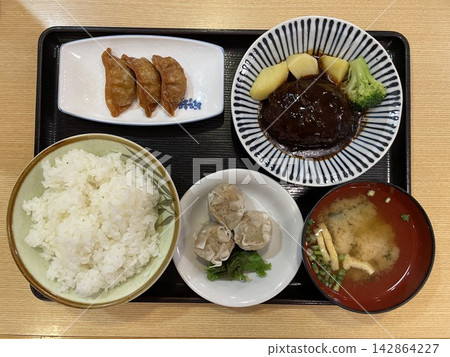 新宿燉漢堡牛排套餐 新宿燉漢堡牛排套餐 142864227