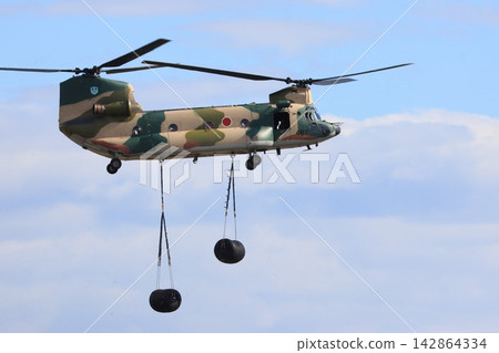 日本航空自衛隊的一架 CH-47J 直升機正在進行貨物吊運訓練。 日本航空自衛隊的一架 CH-47J 直升機正在進行貨物吊運訓練。 142864334
