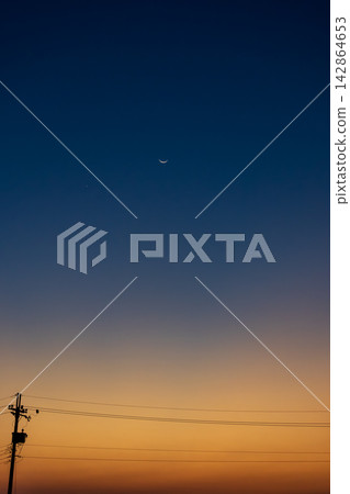 暮色漸層天空與電線剪影 142864653