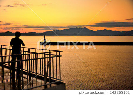 Image of tourists excited by the beautiful dawn on the ferry deck of the Aomori-Seikan Ferry route - Aomori City, Aomori Prefecture (5) Image of tourists excited by the beautiful dawn on the ferry deck of the Aomori-Seikan Ferry route - Aomori City, Aomori Prefecture (5) 142865101