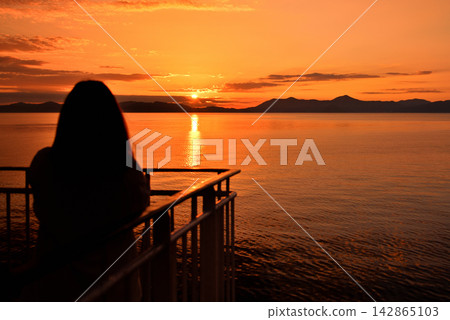 Image of tourists being moved by the beautiful sunrise on the ferry deck of the Aomori-Seikan Ferry route - Aomori City, Aomori Prefecture (2) Image of tourists being moved by the beautiful sunrise on the ferry deck of the Aomori-Seikan Ferry route - Aomori City, Aomori Prefecture (2) 142865103