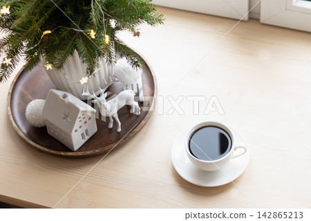 Coffee cup with minimalist Christmas decorations and copy space 142865213