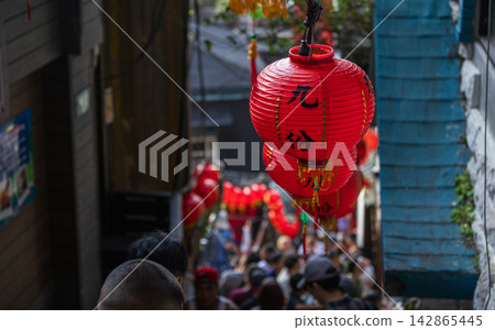 燈籠階梯上的行人群眾 燈籠階梯上的行人群眾 142865445