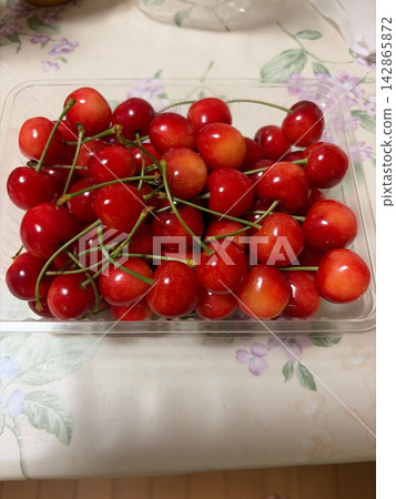 裝在容器裡的櫻桃 裝在容器裡的櫻桃 142865872