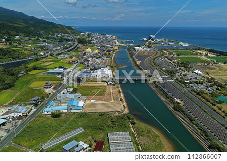 An aerial photograph capturing solar panels and fields spread along the coast of Awaji City, Hyogo Prefecture. An aerial photograph capturing solar panels and fields spread along the coast of Awaji City, Hyogo Prefecture. 142866007