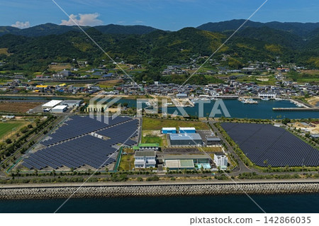 Aerial photograph of the coastal area of Awaji City, Hyogo Prefecture, showing solar panels and a fishing port. Aerial photograph of the coastal area of Awaji City, Hyogo Prefecture, showing solar panels and a fishing port. 142866035