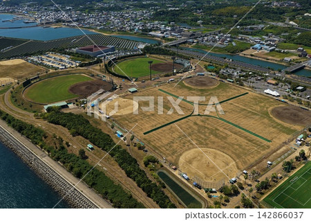 兵庫縣淡路市體育公園和沿海地區的空拍照片。 兵庫縣淡路市體育公園和沿海地區的空拍照片。 142866037