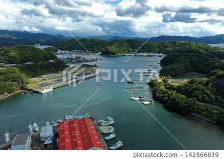 Aerial photograph of a fishing port and aquaculture rafts in Sukumo City, Kochi Prefecture. Aerial photograph of a fishing port and aquaculture rafts in Sukumo City, Kochi Prefecture. 142866039