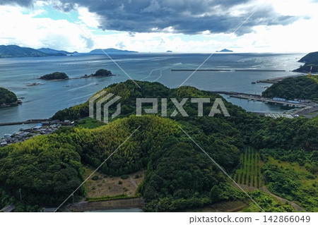 拍攝高知縣宿雲市沿海地區的空拍照片。 拍攝高知縣宿雲市沿海地區的空拍照片。 142866049