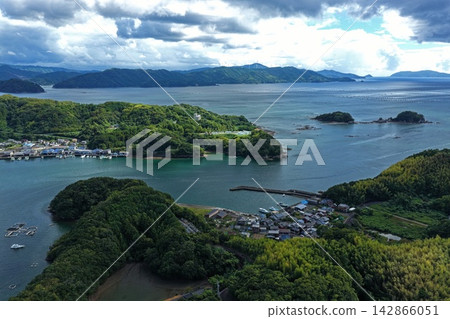 空拍照片展現了高知縣宿雲市的一個漁村和海灣。 空拍照片展現了高知縣宿雲市的一個漁村和海灣。 142866051