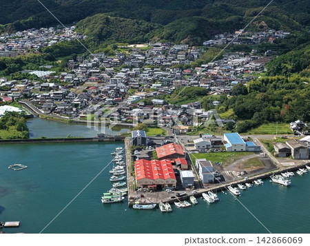 Aerial photograph capturing the fishing port and town area of Sukumo City, Kochi Prefecture. Aerial photograph capturing the fishing port and town area of Sukumo City, Kochi Prefecture. 142866069