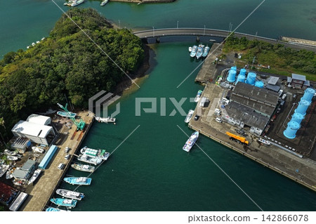 Aerial photograph capturing the fishing port, quay, and arch bridge in Sukumo City, Kochi Prefecture. Aerial photograph capturing the fishing port, quay, and arch bridge in Sukumo City, Kochi Prefecture. 142866078