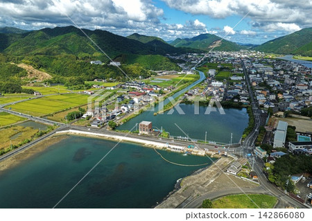 Aerial photograph capturing the river mouth and urban area of Sukumo City, Kochi Prefecture. Aerial photograph capturing the river mouth and urban area of Sukumo City, Kochi Prefecture. 142866080