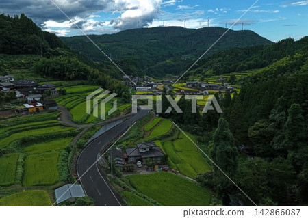 空拍照片展現了大分縣日田市的梯田和風力渦輪機。 空拍照片展現了大分縣日田市的梯田和風力渦輪機。 142866087