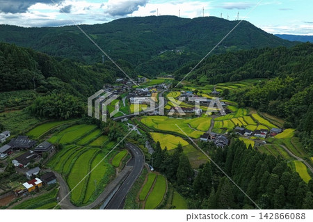 空拍照片展現了大分縣日田市的梯田和風力渦輪機。 空拍照片展現了大分縣日田市的梯田和風力渦輪機。 142866088