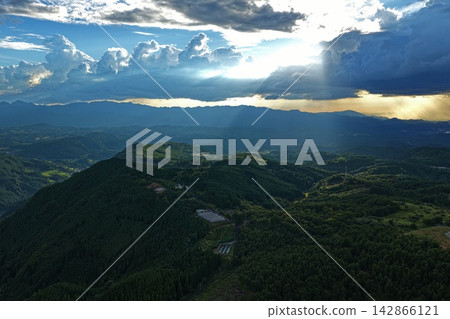 空拍照片展現了大分縣楠町的山地盆地、森林和原野。 空拍照片展現了大分縣楠町的山地盆地、森林和原野。 142866121