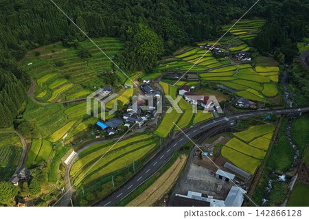 空拍照片展現了大分縣日田市的梯田和山區農莊。 142866128