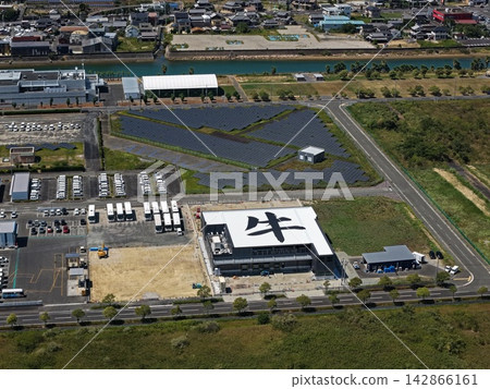空拍照片捕捉了兵庫縣淡路市的城區和太陽能板。 142866161