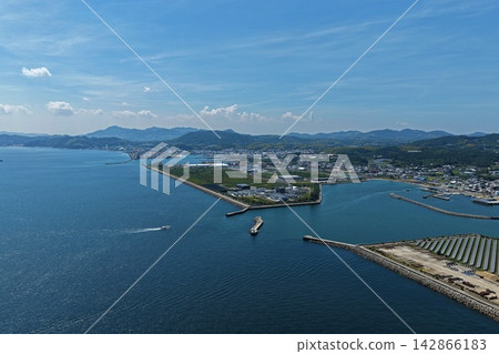 從空中拍攝的兵庫縣淡路市沿海地區照片,俯瞰港口和工業設施。 從空中拍攝的兵庫縣淡路市沿海地區照片,俯瞰港口和工業設施。 142866183