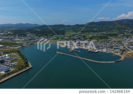 空拍照片,展現了兵庫縣淡路市的港口和漁船。 空拍照片,展現了兵庫縣淡路市的港口和漁船。 142866184
