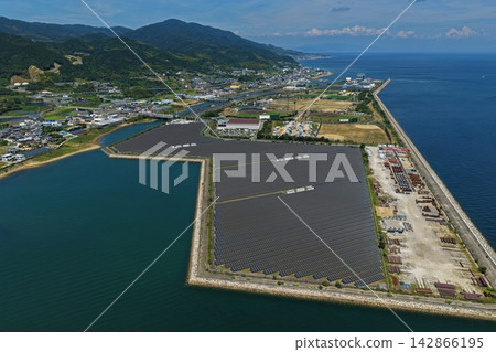 Aerial photograph showing solar panels and coastal settlements on Shizuki Shinshima Island in Awaji City, Hyogo Prefecture. 142866195
