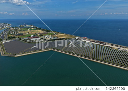空拍照片顯示了兵庫縣淡路市沿海的太陽能板和填海造地。 空拍照片顯示了兵庫縣淡路市沿海的太陽能板和填海造地。 142866200