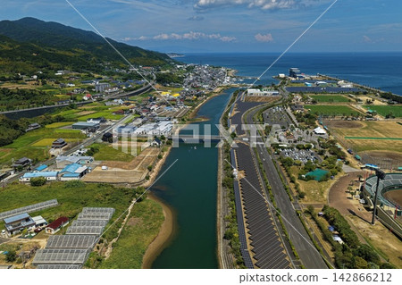 Aerial photograph capturing the coastal area of Awaji City, Hyogo Prefecture, and solar panels. Aerial photograph capturing the coastal area of Awaji City, Hyogo Prefecture, and solar panels. 142866212