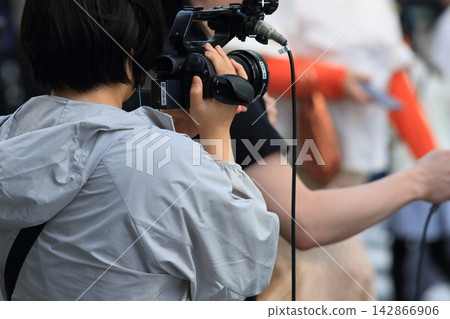 TV crew reporting on the street: Street interviews in a pedestrian zone TV crew reporting on the street: Street interviews in a pedestrian zone 142866906