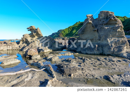 Godzilla Rock and the coastline of the Oga Peninsula in Akita Prefecture: A natural landscape of the Sea of Japan with its unique rock formations. 142867261