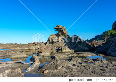 秋田縣男鹿半島的哥吉拉岩與海岸線：日本海獨特的岩石地形自然景觀。 142867262
