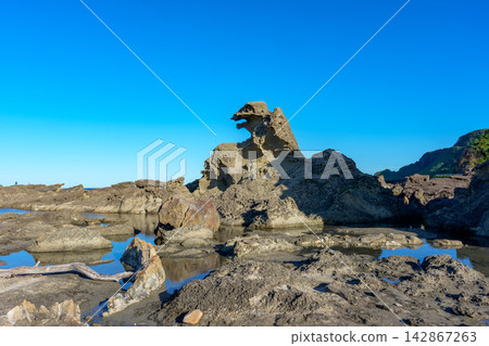 秋田縣男鹿半島的哥吉拉岩與海岸線:日本海獨特的岩石地形自然景觀。 秋田縣男鹿半島的哥吉拉岩與海岸線:日本海獨特的岩石地形自然景觀。 142867263