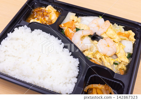 美味的中式便當盒,配上炒蝦仁和雞蛋 美味的中式便當盒,配上炒蝦仁和雞蛋 142867323