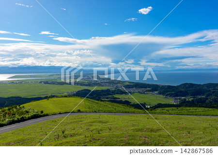 從秋田縣男鹿半島的干峰山頂可以欣賞到日本海和鄉村景色的壯麗景色。 從秋田縣男鹿半島的干峰山頂可以欣賞到日本海和鄉村景色的壯麗景色。 142867586